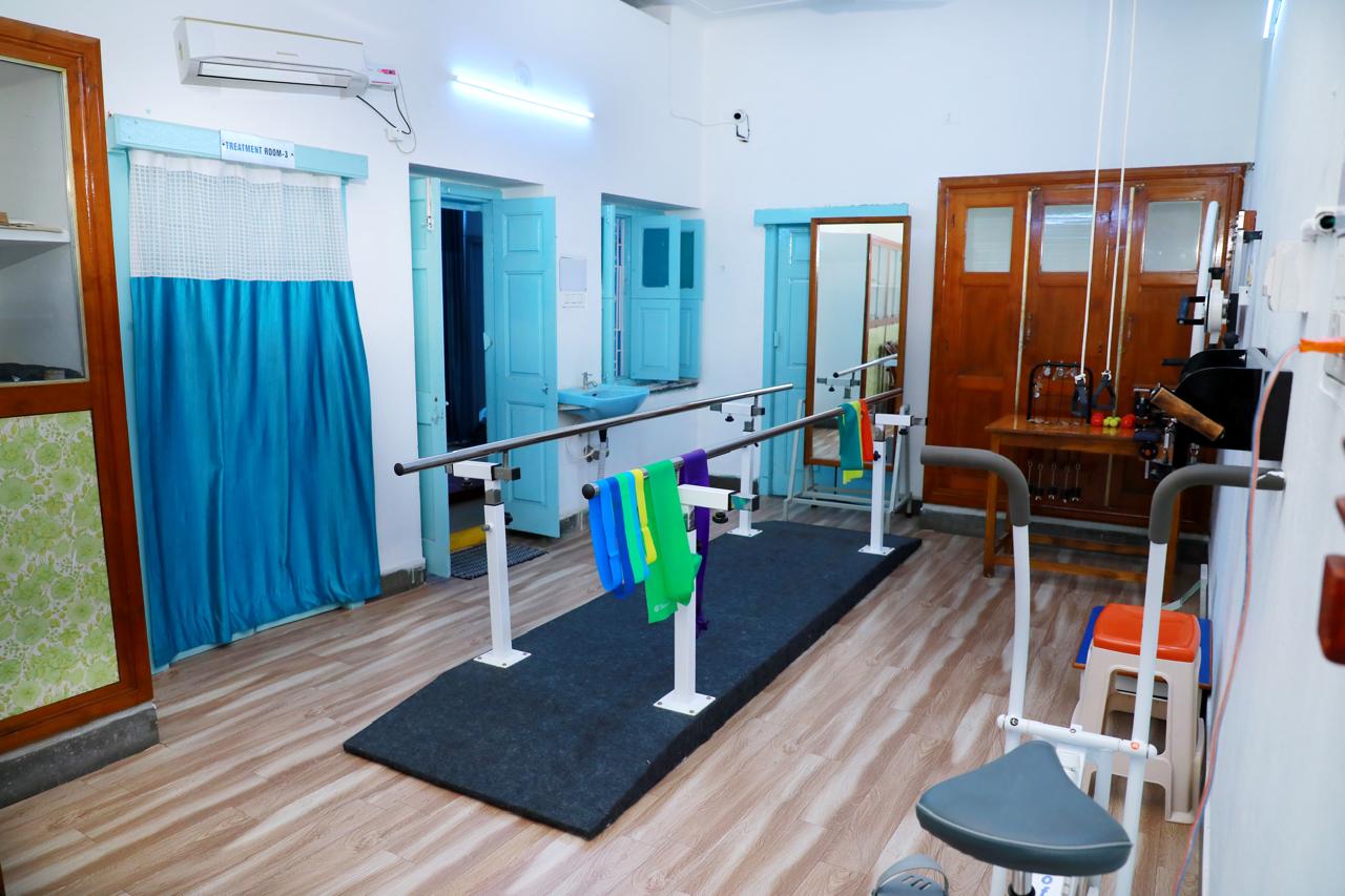Rehabilitation gym with walking bars